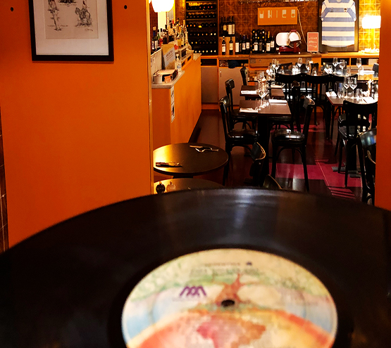 disque vinile avec le restaurant en fond